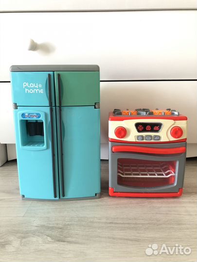 Игрушечный холодильник и плита с духовкой