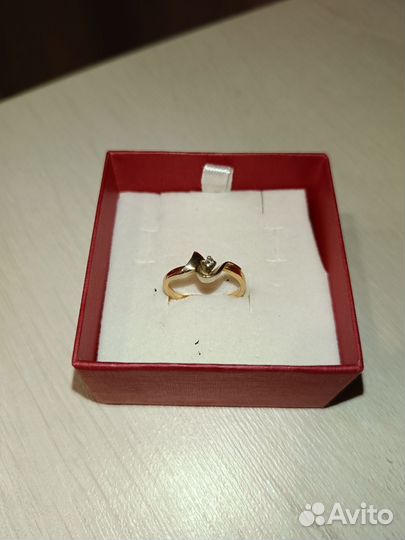 Золотое кольцо с бриллиантом