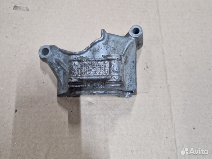 Кронштейн насоса гур Audi A6 C6 2005-2012