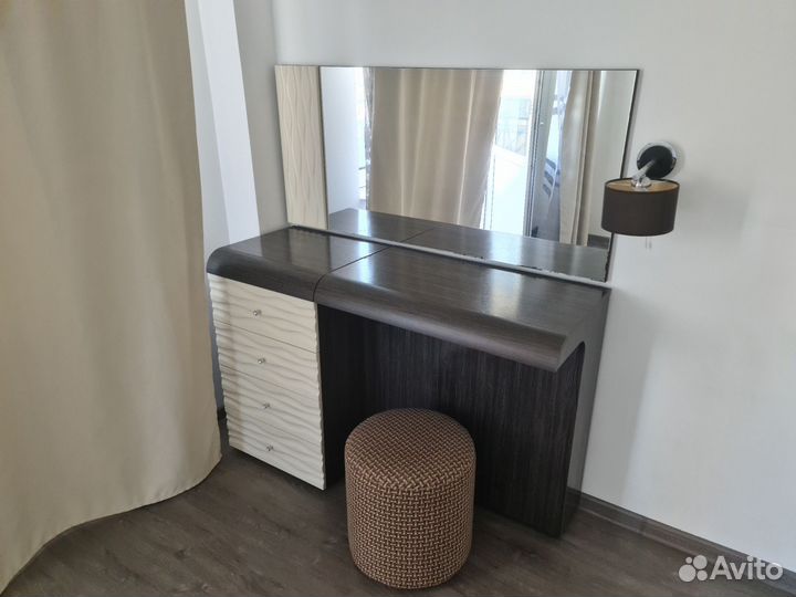 Трюмо с зеркалом и пуфом, тумбочка, 2 светильника