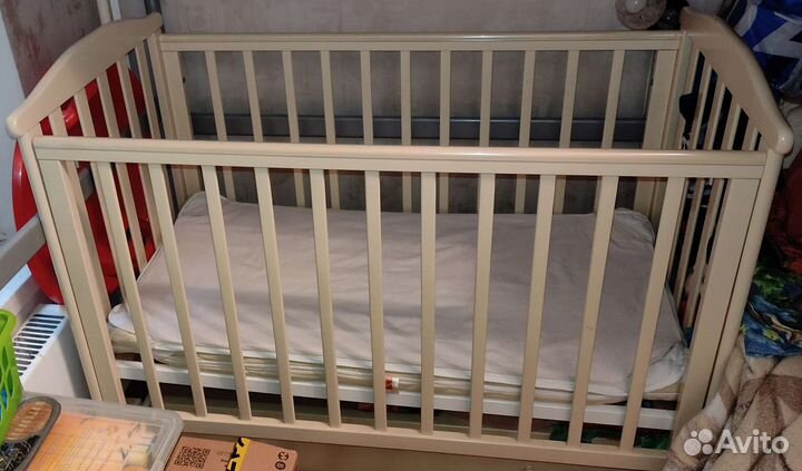 Детская кроватка с продольным маятником
