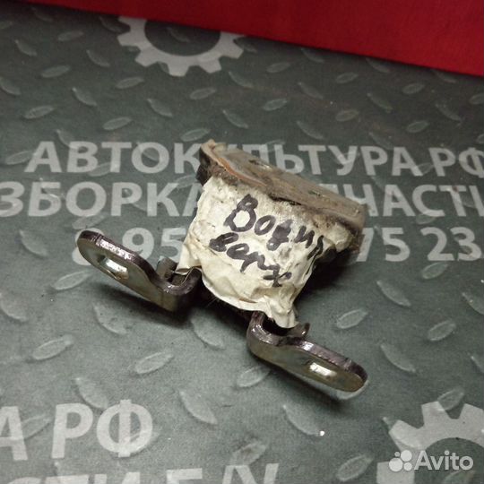 Передняя левая верхняя петля LADA Largus