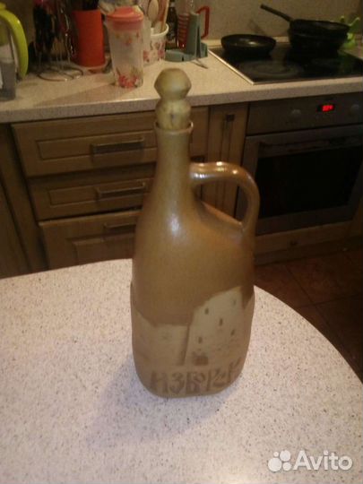 Глиняный кувшин для вина