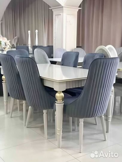 Стол и стулья для гостинной