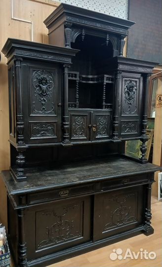 Большой старинный буфет