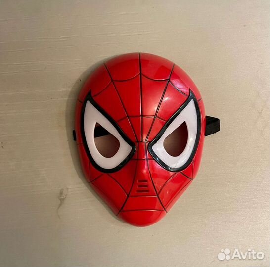 Маска человека паука светится