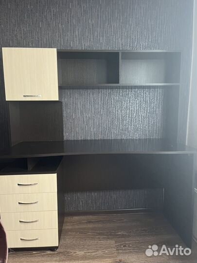 Письменный стол с ящиками