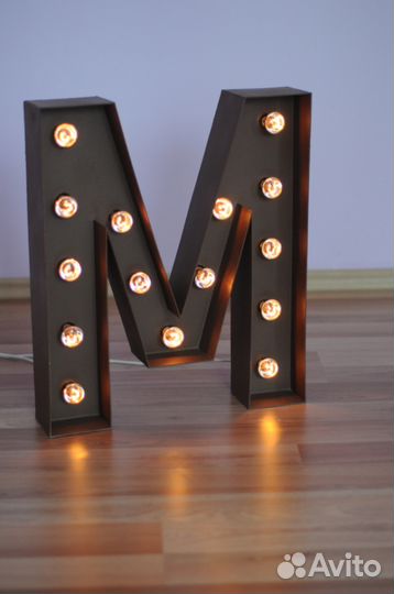 Объемная буква с лампочками в ретро-стиле М, А