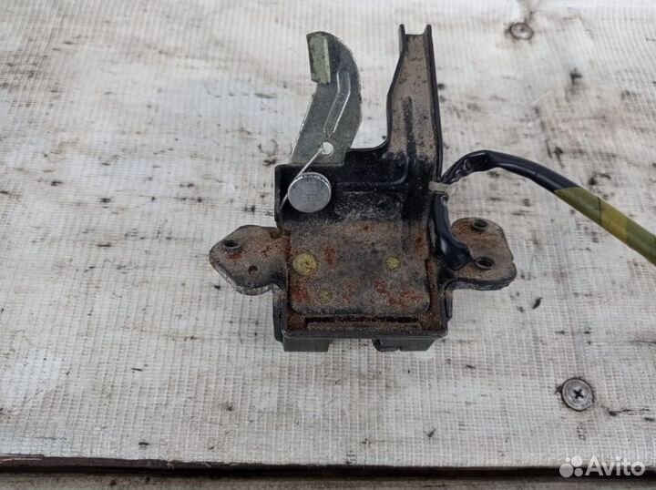 Замок багажника 4дв хэтчбек 2008г.Toyota Yaris 2