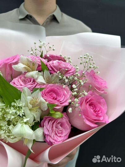 Сборный букет из одноголовых и кустовых роз