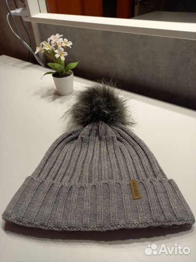 Шапка женская IcePeak Hazen со съёмным помпоном