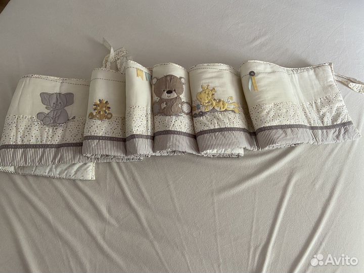 Бортики и одеяла в кроватку mothercare