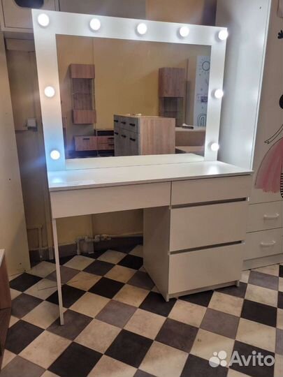 Гримерный столик с лампочками