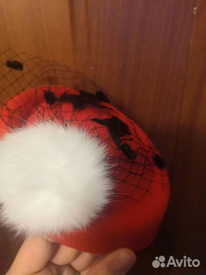 Шляпка таблетка с перьями и вуалью