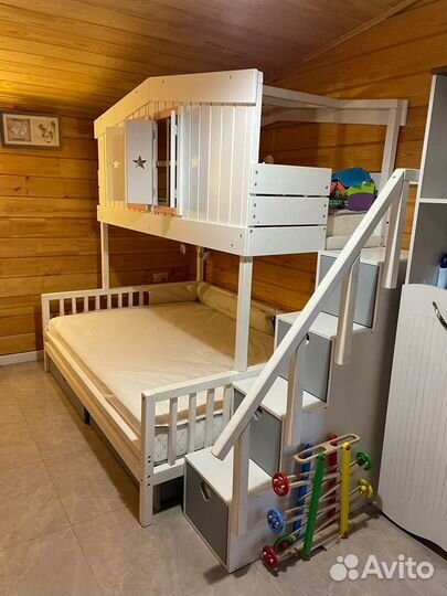 Двухъярусная кровать домик