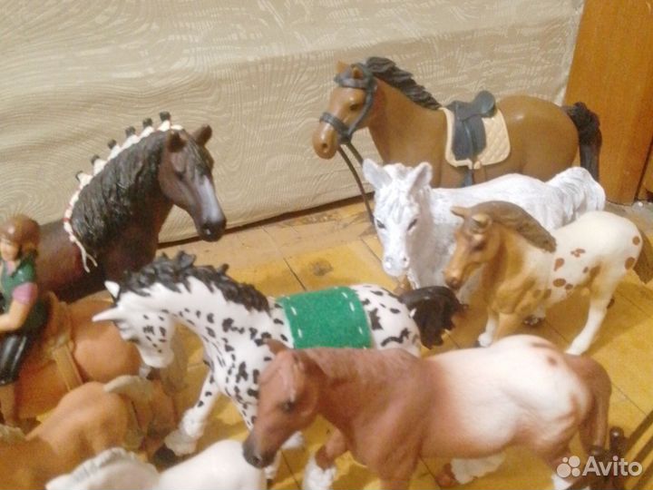 Фигурки лошадок