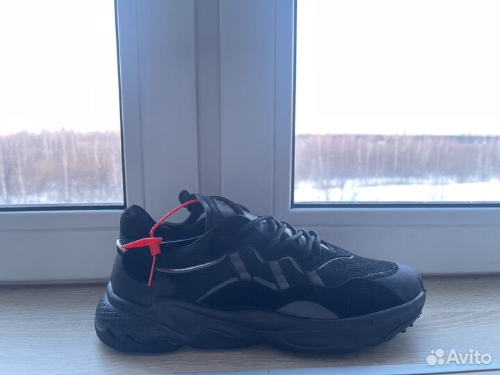 Кроссовки adidas ozweego