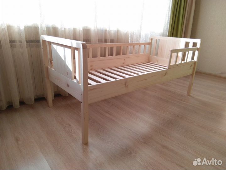 Деревянная кровать 