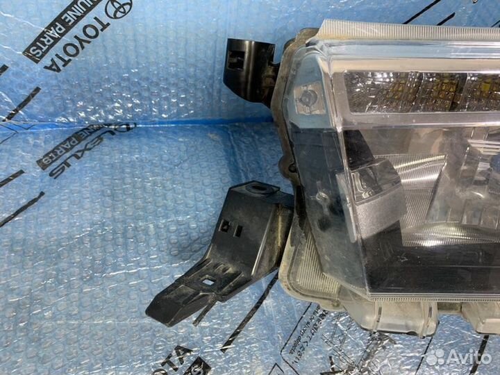 Фара левая Toyota Hilux 8 2015