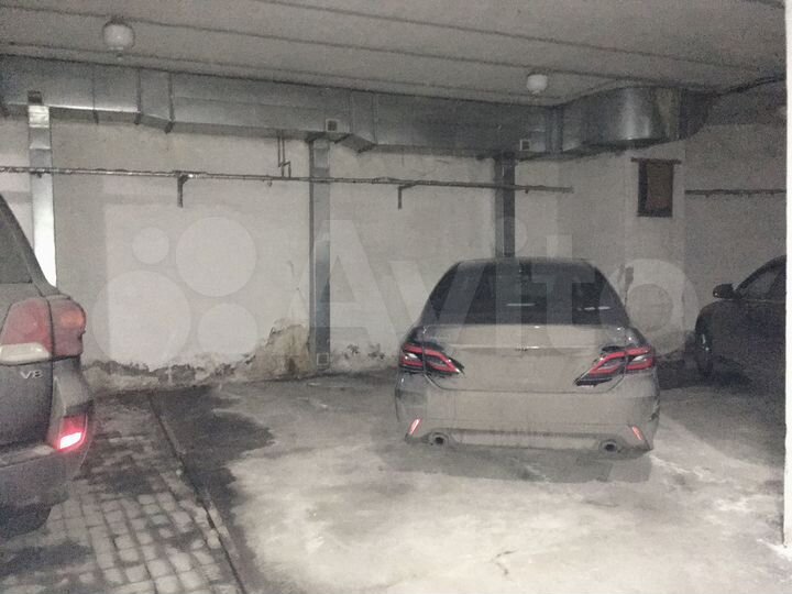 Машиноместо, > 30 м²
