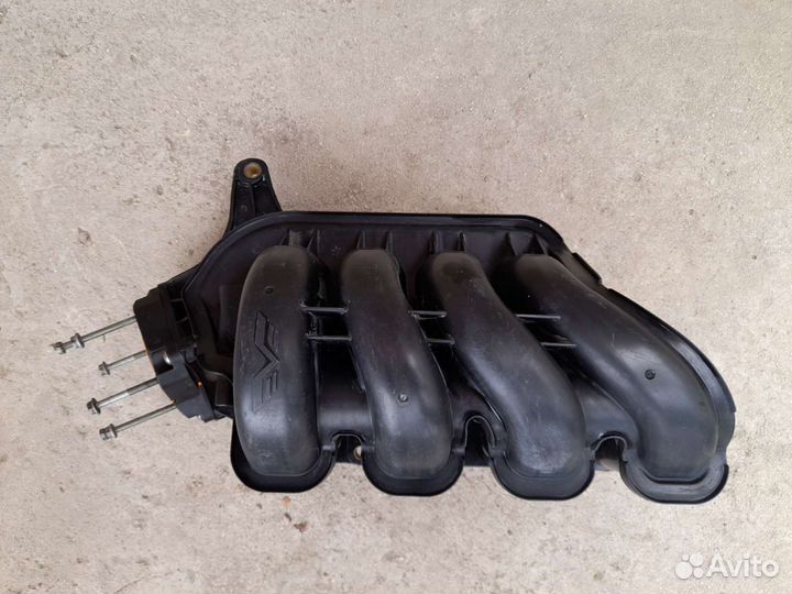 Впускной коллектор Pontiac Vibe