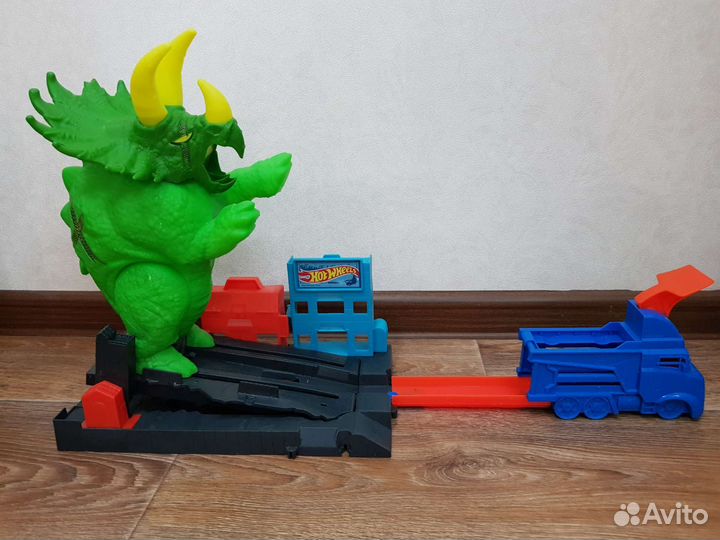 Набор hot wheels сокрушительный трицерапторс
