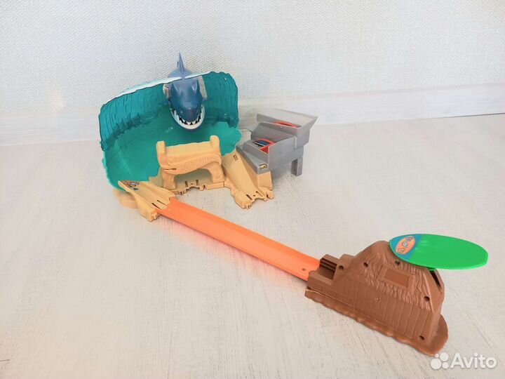 Набор Hot Wheels с акулой
