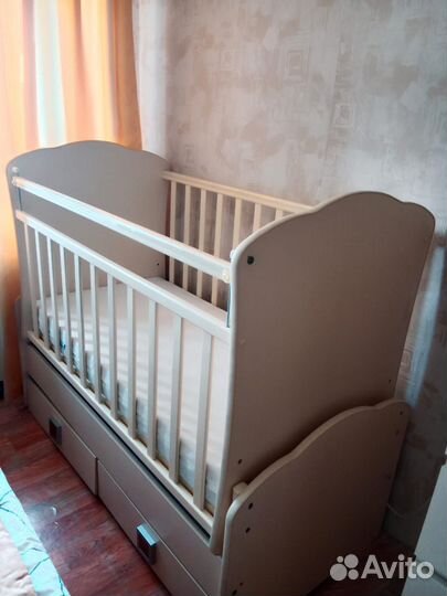 Детская кроватка с маятником и ящиком