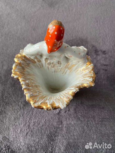 Статуэтка фарфор,Колхозница со снопами