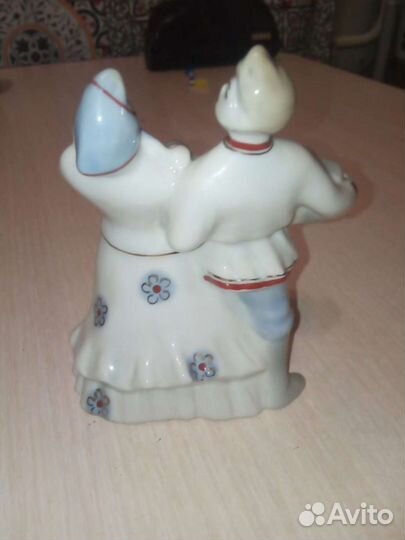 Фарфоровая статуэтка 