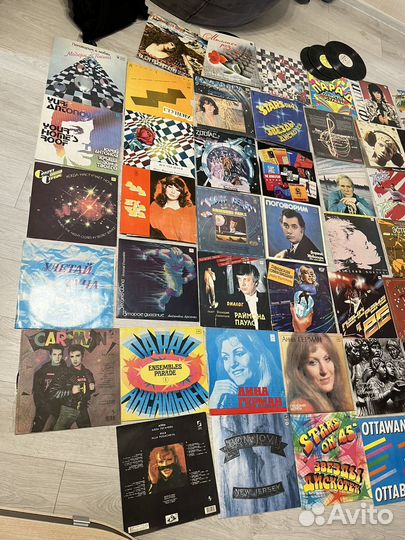 Проигрыватель винила с колонками и пластинками