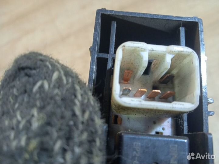 Кнопка стеклоподъемника передняя левая Toyota