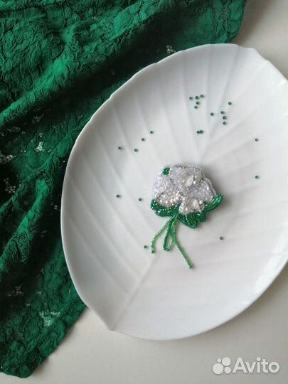 Брошь из бисера ручной работы 