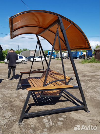 Уличная качель с мягким деревянным сиденьем