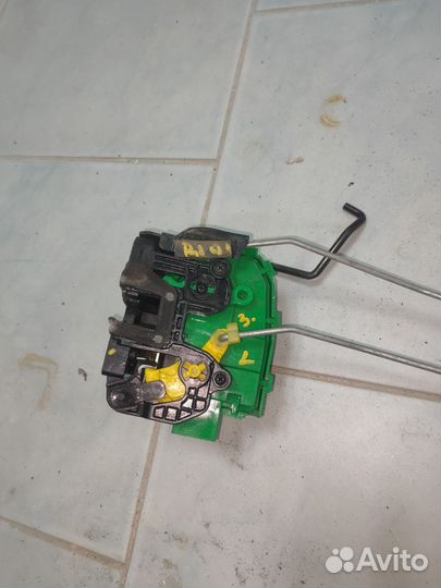 Замок двери задней левой Kia Rio 3 (QB)