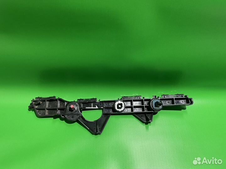 Кронштейн заднего бампера правый Toyota Rav4 2013+