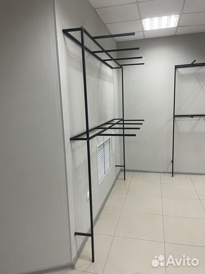 Вешало для магазина одежды