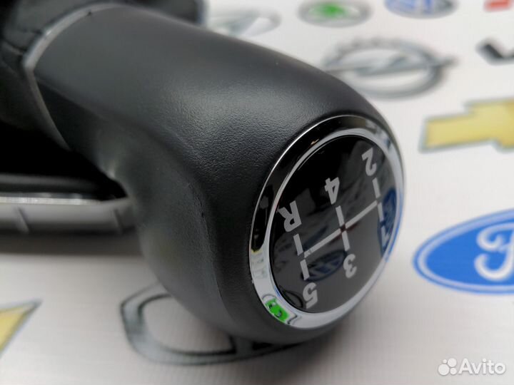 Кожух с ручкой МКПП Opel Zafira B