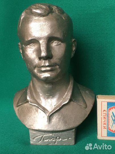 Бюст. Космонавт Юрий Гагарин. Автограф. СССР