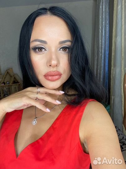 Модель на прическу и макияж, брови