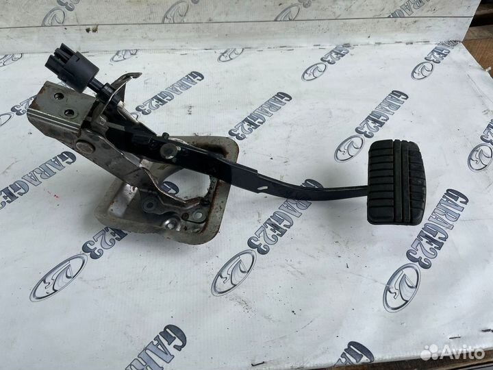 Педаль тормоза Mitsubishi Outlander 1