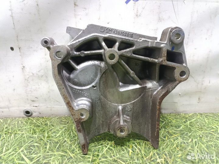 Кронштейн опоры двигателя правый Opel Insignia