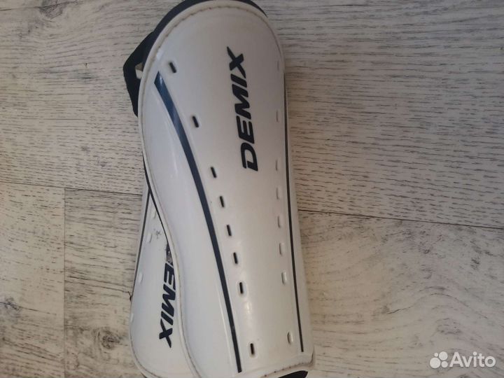 Щитки футбольные