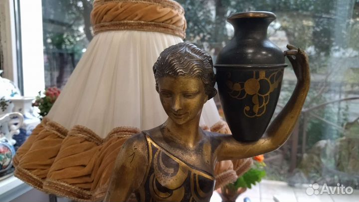 Скульптура Девушка с кувшином на мраморной основе