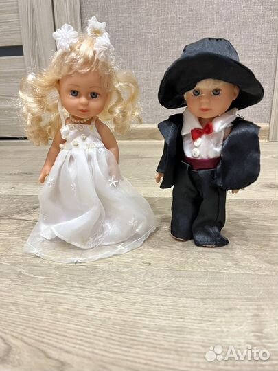 Кукла фарфоровая