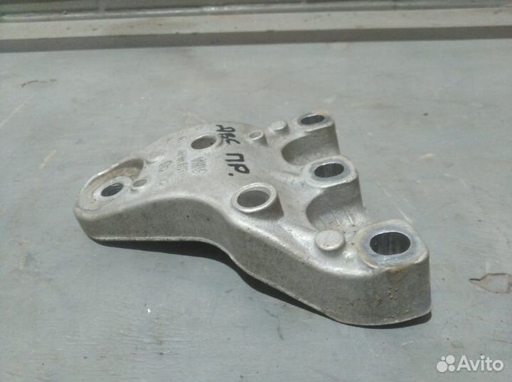 Кронштейн двигателя правый Volkswagen Polo (Rus)