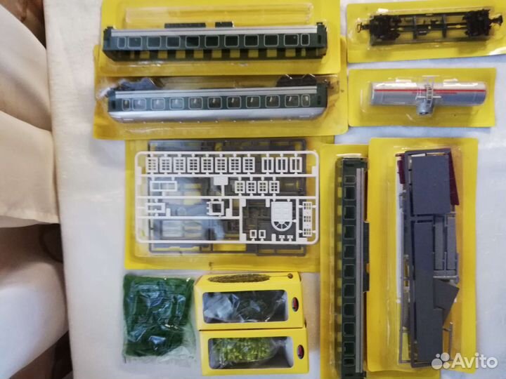 Железная дорога в миниатюре с журналами