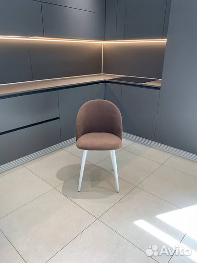 Стул коричневый