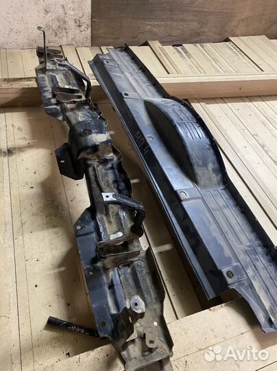 Усилитель бампера заднего Mitsubishi Pajero 4