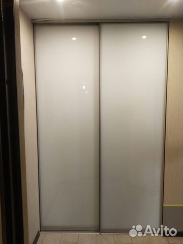 Двери-купе с белым стеклом